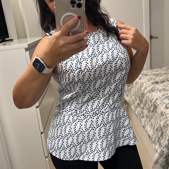 Gorgeous Banana Republic Fabric Top - Picture 2 of 7